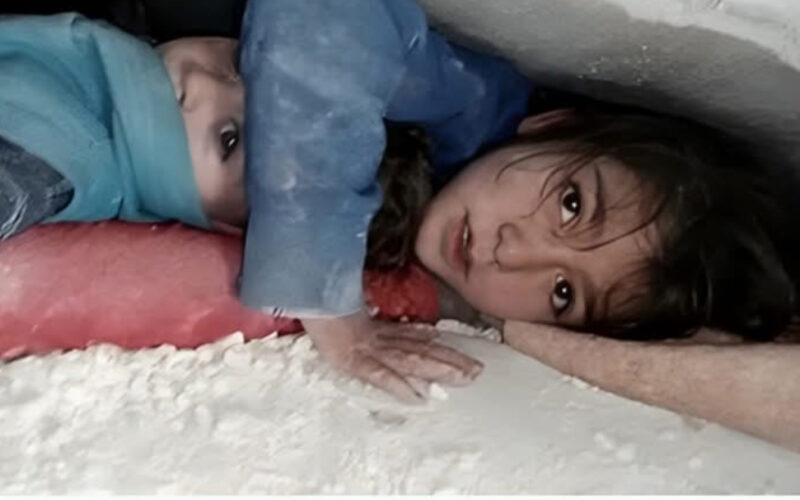 Milagro entre los escombros: niña siria protege a su hermano durante 17 horas bajo los restos de un edificio colapsado