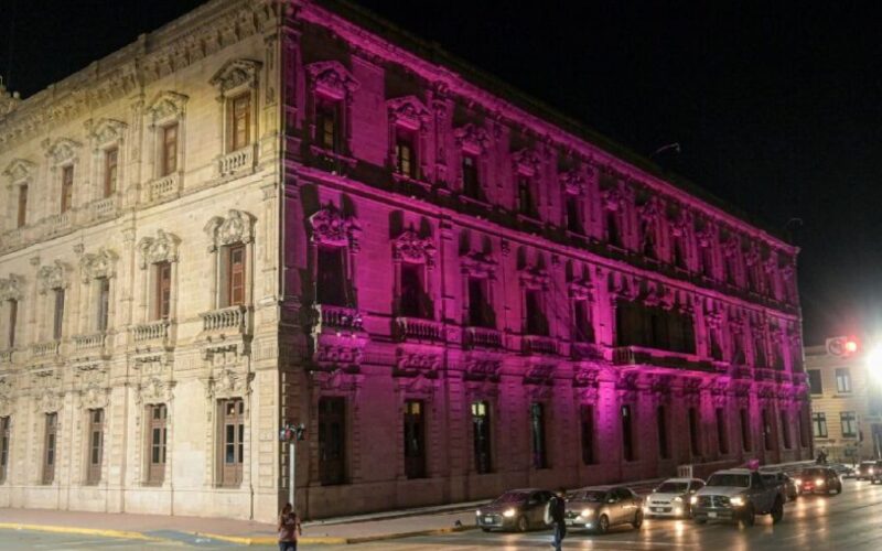 Se ilumina de rosa el Palacio de Gobierno en conmemoración por el Día Internacional contra el Cáncer de Mama