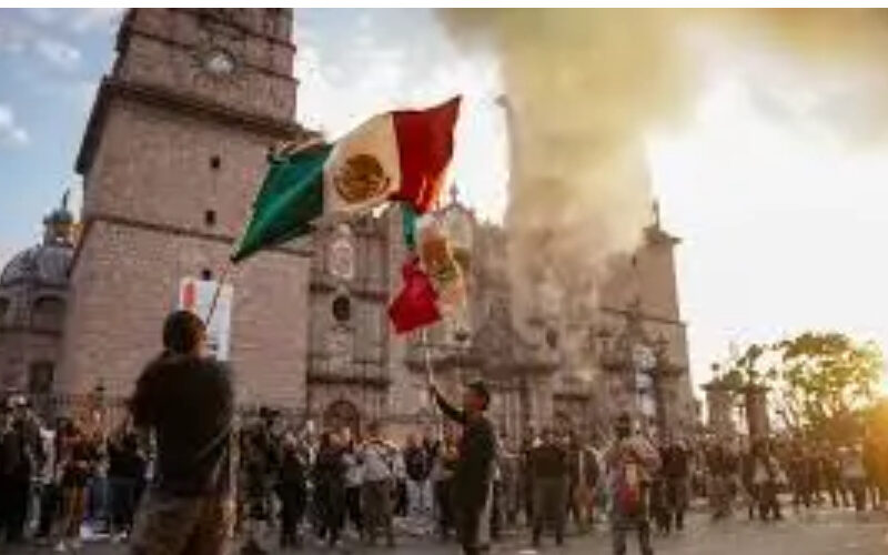 MORELIA.– La violencia se recrudeció en Michoacán durante las últimas horas, con protestas y actos de vandalismo en Apatzingán y Morelia.