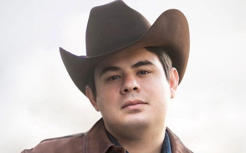 Ataque armado en carretera de Tamaulipas deja herido al cantante Alfredo Olivas; un escolta habría fallecido