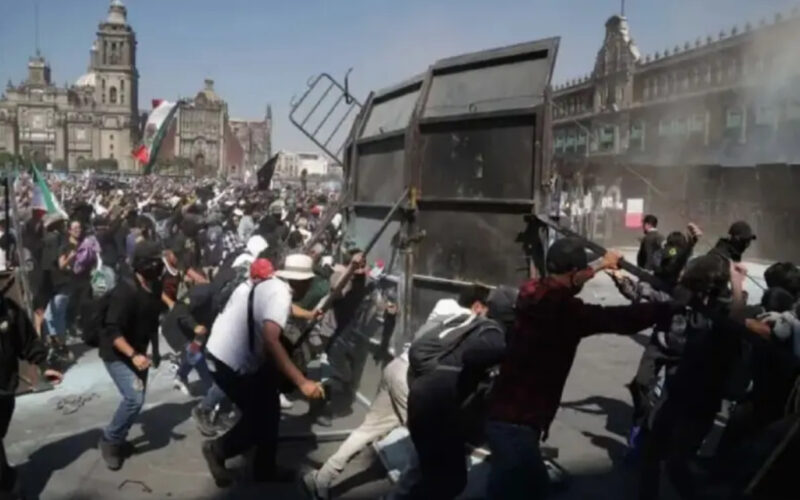 GENERACIÓN Z TUMBA VALLAS DE PALACIO NACIONAL EN UNA DE LAS PROTESTAS JUVENILES MÁS GRANDES DE LOS ÚLTIMOS AÑOS