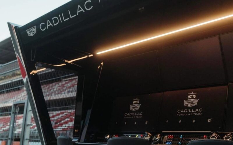 🏎️ ¡DERROCHANDO ELEGANCIA EN LA F1! El distinguido pit wall de Cadillac llega a la máxima categoría