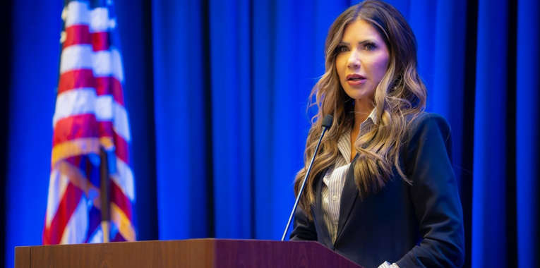Se desmorona el grupo de Kristi Noem: cae otro de sus operadores clave en Seguridad Nacional