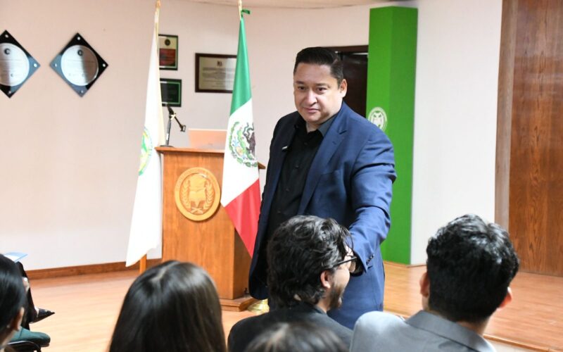 Alfredo Chávez dialoga con estudiantes sobre el papel del Congreso en el desarrollo de la ciudad