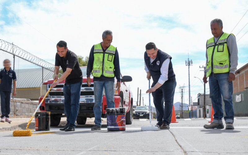 Refuerzan seguridad escolar con pintura de pasos peatonales en primaria Felipe Ángeles