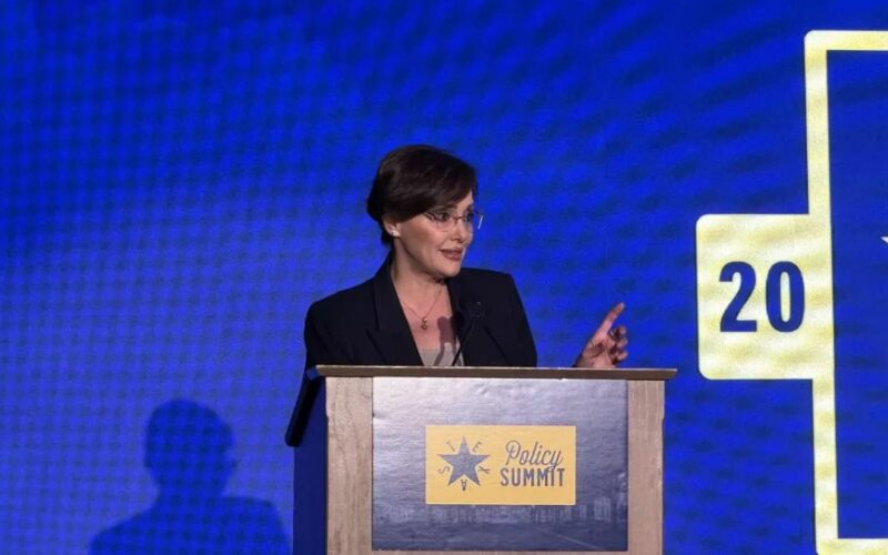 Lilly Téllez denuncia en Texas presunta relación entre cárteles y poder político en México