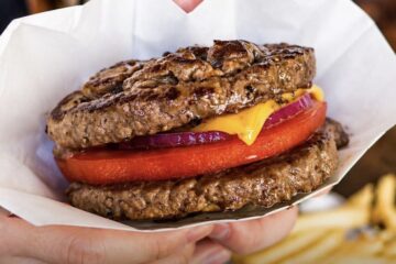 Sin pan y con pura carne: la hamburguesa japonesa que está dividiendo a internet