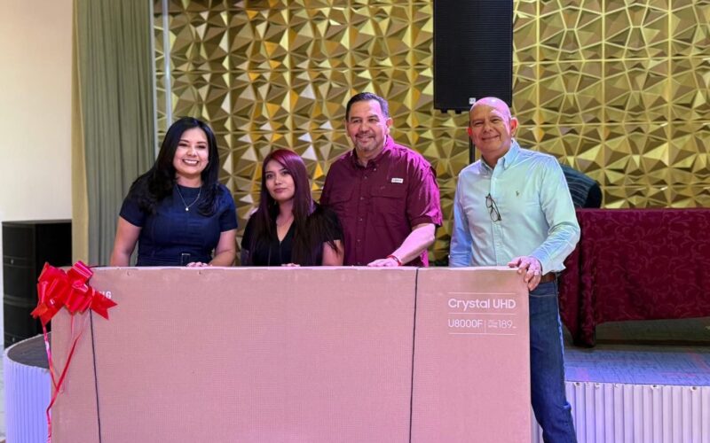 Reconocen Cuauhtémoc Estrada, Cruz Pérez Cuéllar y Mayra Chávez a madres juarenses