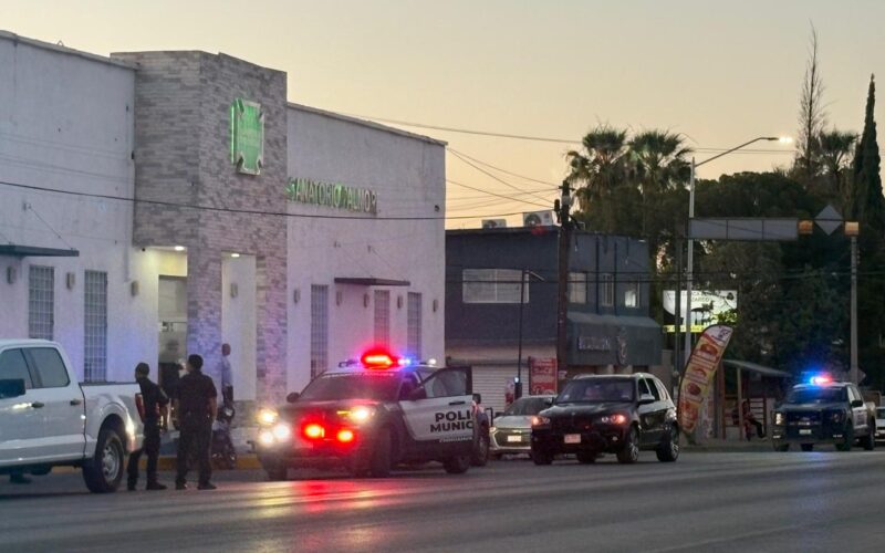 Atacan a balazos a hombre al sur de Chihuahua; agresores huyeron en un Nissan March