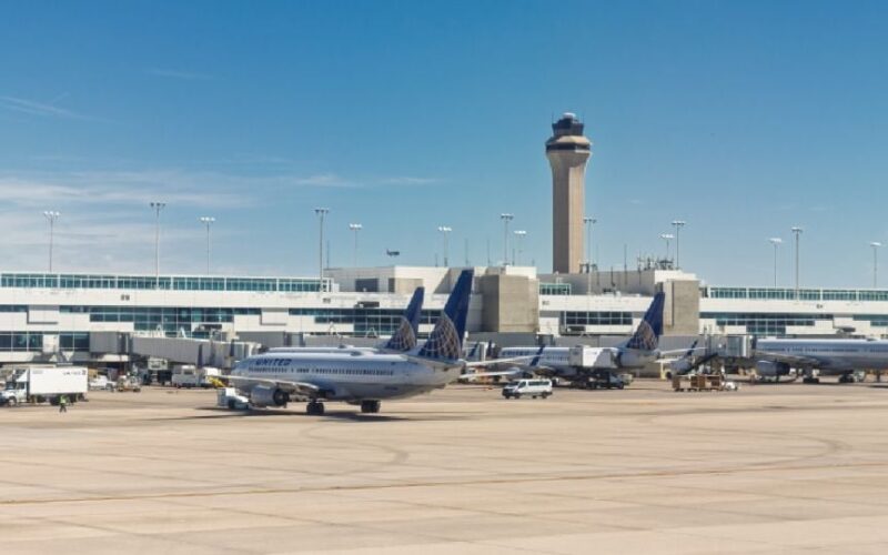 Avión atropella y mata a una persona en pista del aeropuerto de Denver