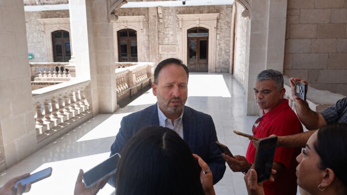 Santiago de la Peña minimiza amenazas de Morena y atribuye críticas a baja asistencia en marcha