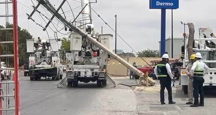 Colapsa poste de luz mientras trabajador de CFE realizaba maniobras en avenida Ejército Nacional