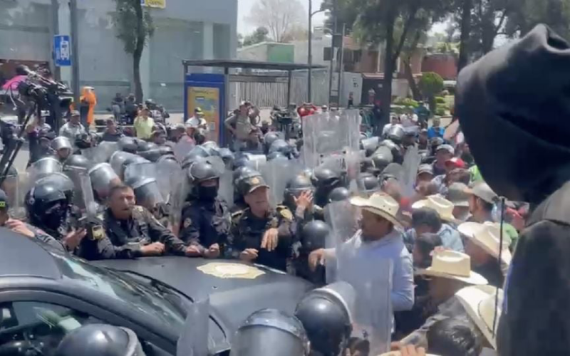 Se enfrentan productores y policías en Paseo de la Reforma durante protesta del campo mexicano