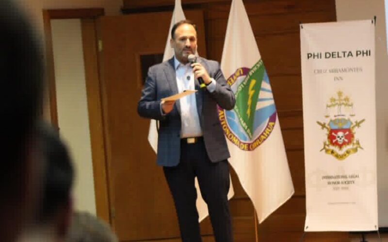Santiago de la Peña llama a jóvenes de la UACH a liderar con propósito y vocación de servicio