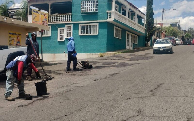 Avanzan trabajos de bacheo y mantenimiento vial en distintos sectores de Parral