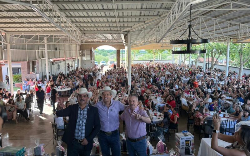 Reconoce Mario Vázquez a madres de Santa Isabel durante festejo por el Día de las Madres