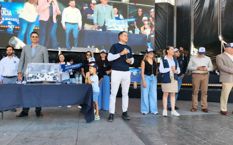 Encabeza Gilberto Loya Feria Del Policía 2026; Reconocen A Elementos Y Sus Familias