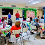 Carla Rivas convive con padres de familia de la colonia Santa Rosa y atiende sus principales necesidades
