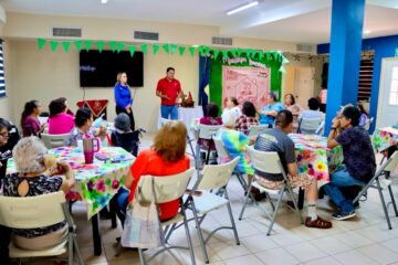 Carla Rivas convive con padres de familia de la colonia Santa Rosa y atiende sus principales necesidades