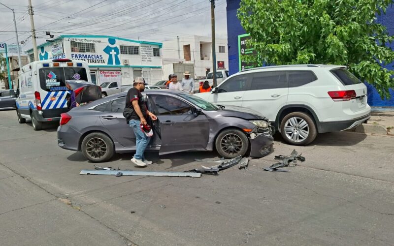 Triple choque en la 20 de Noviembre deja dos mujeres lesionadas y cuantiosos daños materiales
