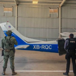 Aseguran avioneta, cocaína y arsenal en operativo conjunto en Mexicali