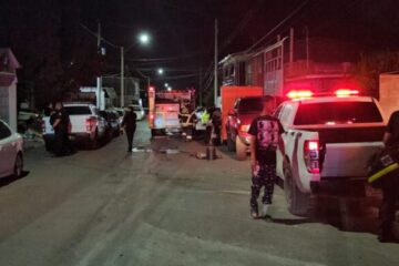 Policías rescatan a dos menores durante incendio en vivienda de la colonia Villa