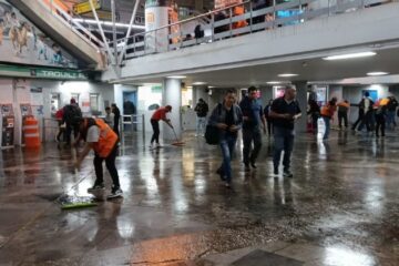 Fuertes Lluvias Inundan Estación San Lázaro Del Metro En La Ciudad De México