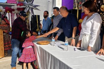 Reconocen esfuerzo de estudiantes indígenas en ceremonia de graduación en el asentamiento El Oasis