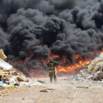 Mala calidad del aire persiste en Ciudad Juárez tras incendio en recicladora; autoridades piden evitar actividades al aire libre