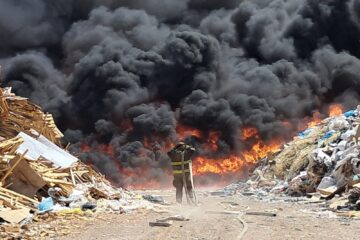 Mala calidad del aire persiste en Ciudad Juárez tras incendio en recicladora; autoridades piden evitar actividades al aire libre