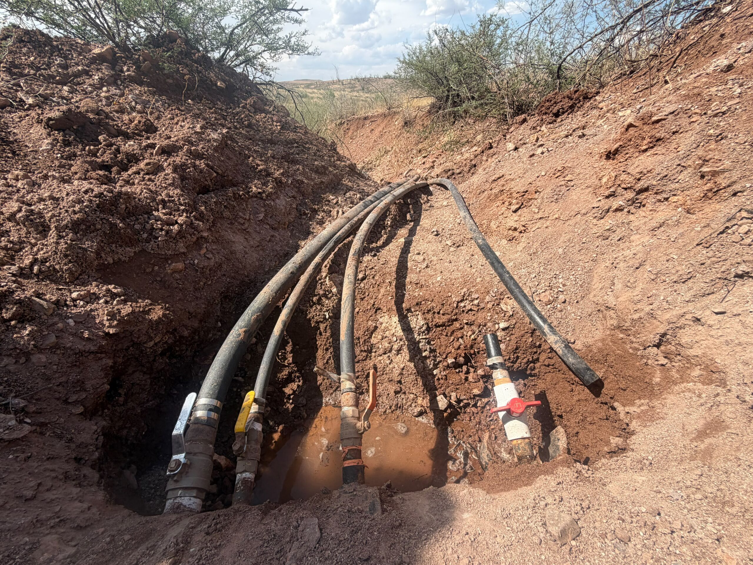 Descubren robo masivo de agua en El Fresno; desviaban suficiente líquido para llenar más de mil tinacos al día