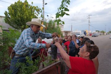 Entrega Arturo Zubía mil árboles y apoyos a familias de Camargo durante jornadas de reforestación