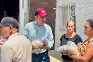 Memo Ramírez mantiene recorridos en colonias de Parral; entrega apoyos alimentarios en Loma Linda