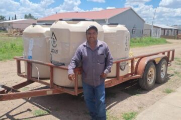 Jaime Torres gestiona entrega de tinacos para familias de Basúchil y El Terrero