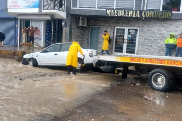 Fuertes lluvias provocan inundaciones, deslaves y movilización de cuerpos de emergencia en Parral