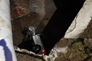 Abandonan camioneta tras caer a un barranco en el bulevar Fuentes Mares