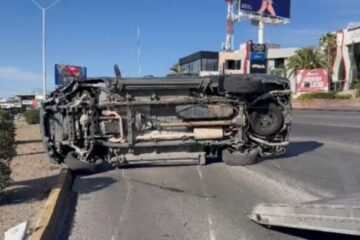 Vuelca camioneta en el Periférico de la Juventud; conductor resulta ileso