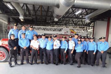Se jubila bombero tras 22 años de servicio en Ciudad Juárez; recibe emotivo homenaje de sus compañeros
