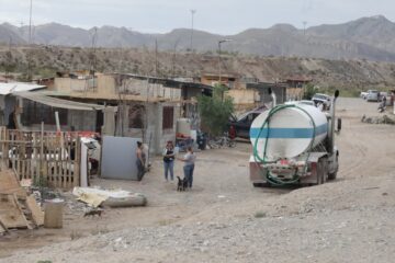 Lleva Gobierno Municipal suministro gratuito de agua a familias de Nueva Conquista