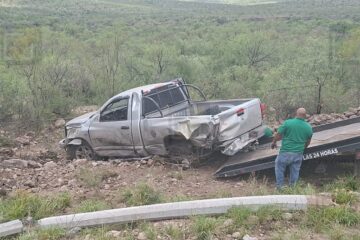 Conductor de tráiler huye tras provocar fuerte accidente en la carretera Chihuahua–Delicias