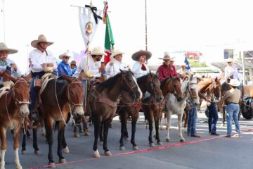 Más de 600 jinetes recorren Chihuahua capital con la Gran Cabalgata Villista