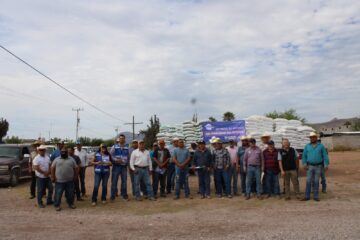 Entregan apoyos a productores de Lázaro Cárdenas; Ismael Pérez Pavía reconoce respaldo al campo