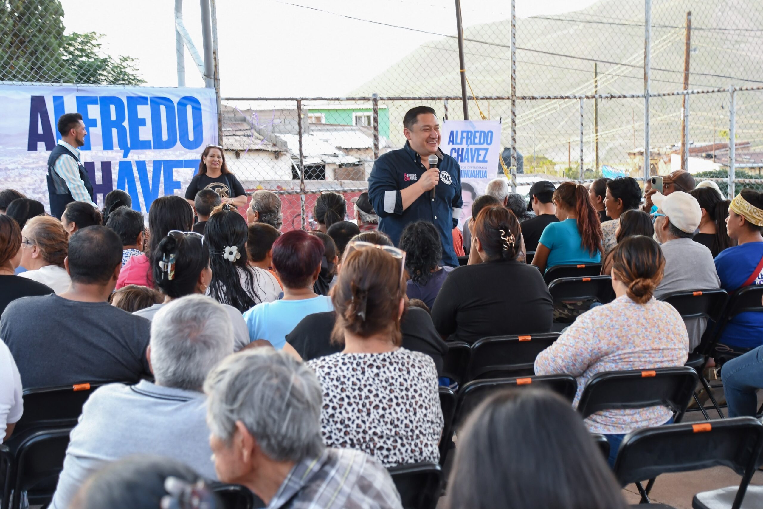 Alfredo Chávez dialoga con vecinos de la colonia Popular y recoge sus principales necesidades