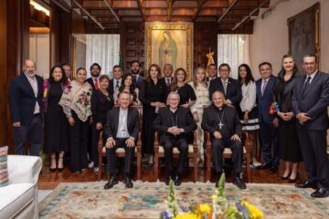 Alex Domínguez participa en reunión con el Secretario de Estado del Vaticano