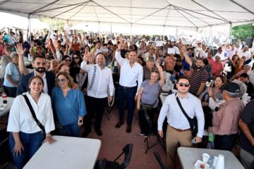 Alrededor de 4 mil personas arropan a Santiago de la Peña y adelantan festejo de su cumpleaños