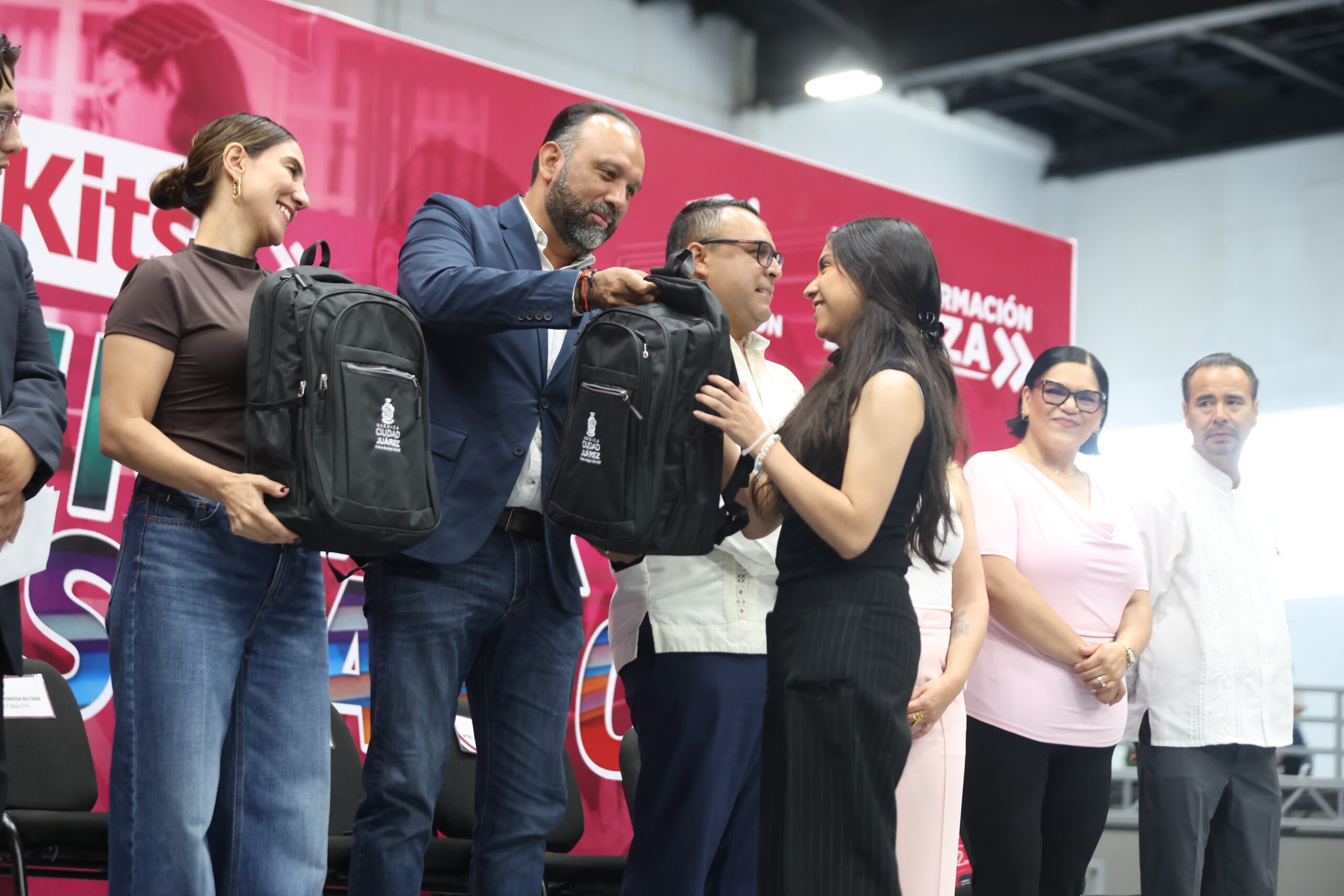 Entrega Gobierno Municipal kits escolares a universitarios beneficiados con la Beca de Acceso a la Universidad