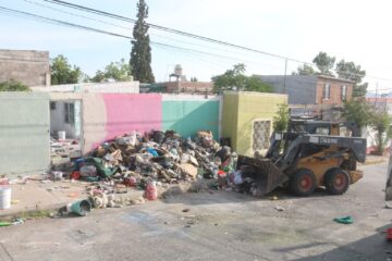 Retira Municipio 16 toneladas de basura y tiliches de vivienda en la colonia Diego Lucero