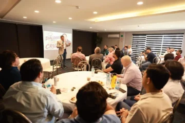 Cruz Pérez Cuéllar dialoga con jóvenes empresarios de Chihuahua y plantea desarrollo regional como eje de su proyecto