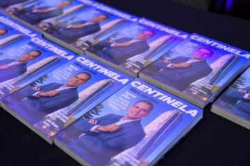 Presenta Gilberto Loya el libro Centinela; Maru Campos destaca el modelo de seguridad de Chihuahua