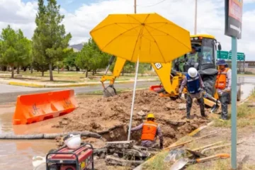 Repara JMAS fuga en línea principal de agua sobre la avenida Del Charro